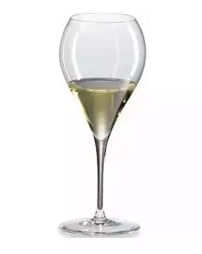 青皮酒成品倒入酒杯中的特写图