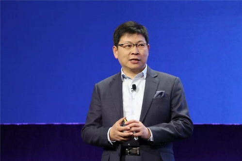 余承东在发布会现场讲话场景