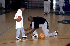 总书记为孩子系鞋带