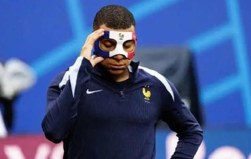 姆巴佩佩戴国旗色面具训练