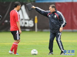 为国足打气！足协主席雨中观看训练，王钰栋：用技术速度冲击印尼