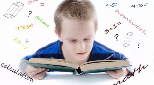 家长带着孩子在迪士尼开心合影