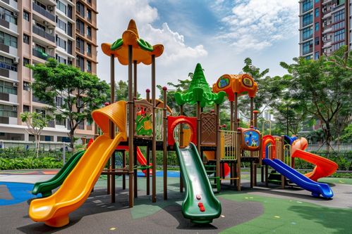 小朋友在户外儿童乐园玩耍