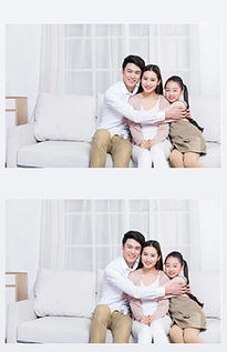 父母和孩子在客厅一起看六一活动回顾视频