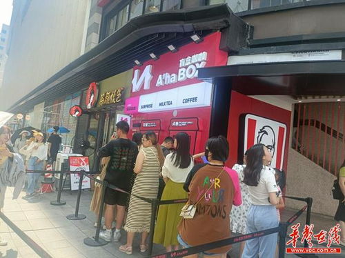 华莱士门店前排队等待购买联名套餐的人群