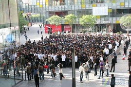 永坤黄金门店外排队人群