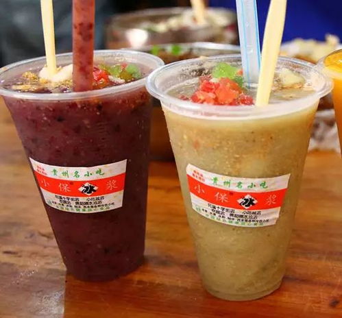 年轻人在街头手持冰浆饮品