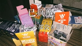 一个年轻人抱着限量版盲盒微笑