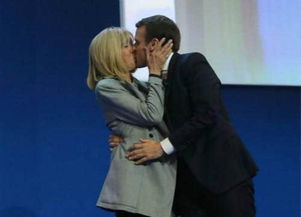 马克龙夫妇互动瞬间