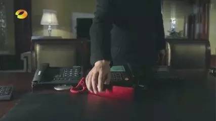 孙连城剧中低头下棋的画面