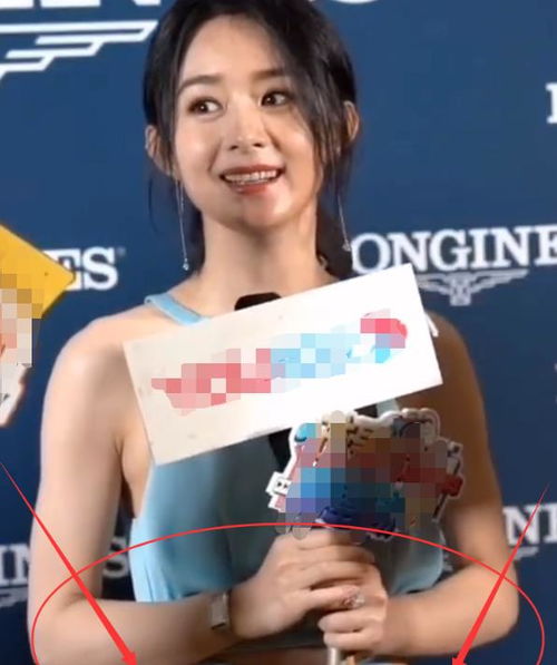 赵丽颖在后台接受采访的照片