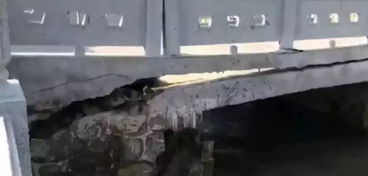 另一座桥梁坍塌后的现场