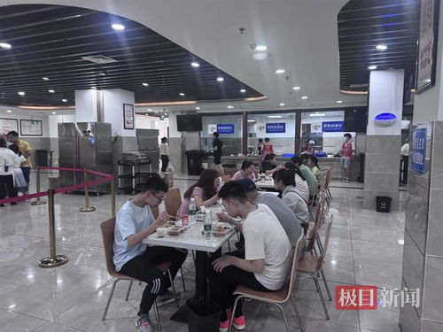 荣昌政府食堂排队就餐