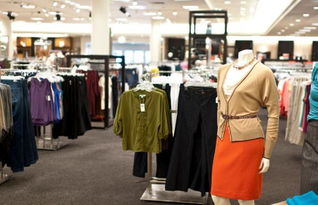 林薇在服装店工作的背影