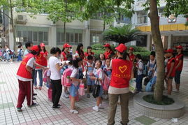 少年在社区做志愿者