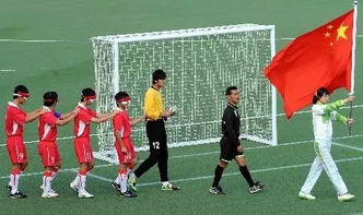 中国男足全体成员捧起世界杯奖杯