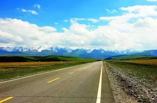 自驾游客在独库公路上遇到落雪