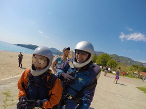 年轻女孩站在悬崖边准备滑翔