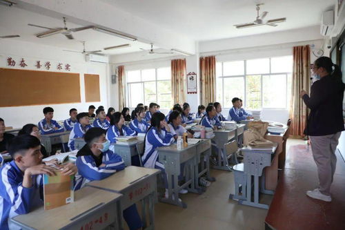 学生在课堂上认真听讲