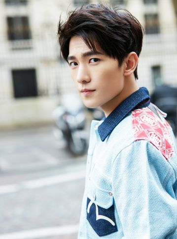 杨洋在《月都花落》中身穿白衣的造型图