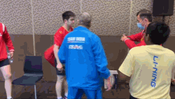 王楚钦与小朋友合影