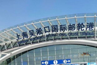 邮轮停靠在港口等待游客登船