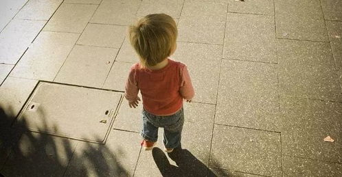 曹唧唧哇在街头独自散步的照片