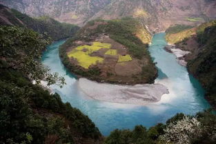怒江清晨阳光洒在河面