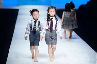 女性自信走在街头