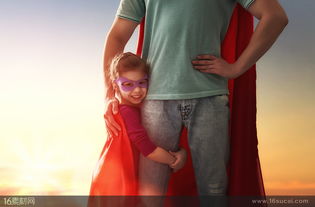 一位小女孩抱着父亲的照片哭泣