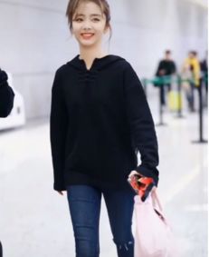 谭松韵微笑面对镜头