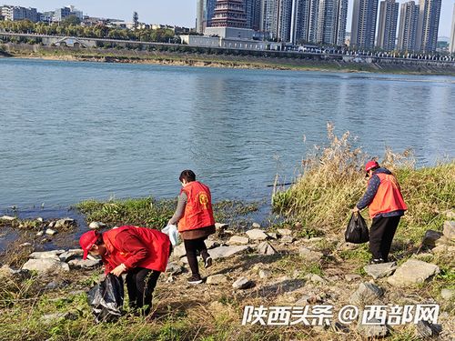 人们在比赛后清理河道垃圾