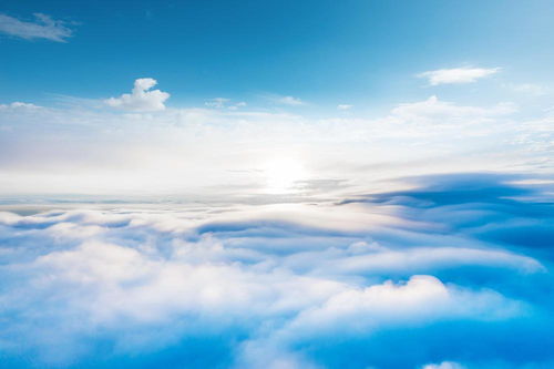 滑翔伞爱好者被云吸至八千米高空瞬间画面