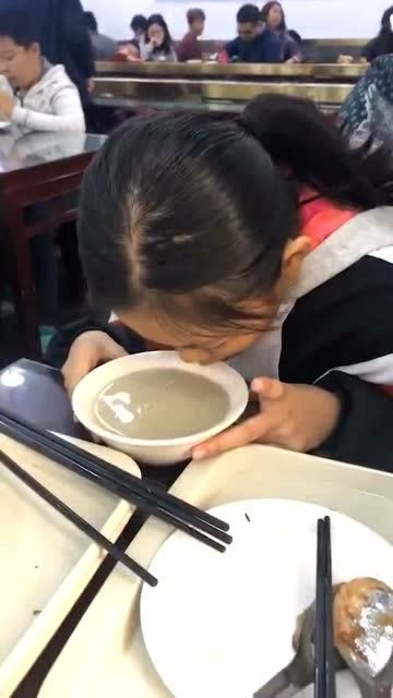 小孩哥第一次喝北京豆汁表情复杂，网友：这反应太真实了！