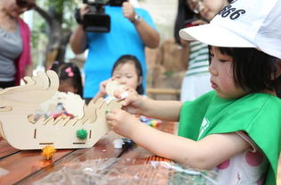 孩子展示自己制作的龙舟模型