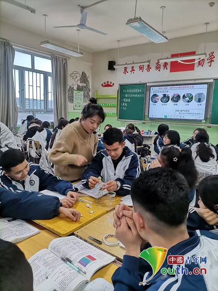 王兆明老师在课堂上指导学生