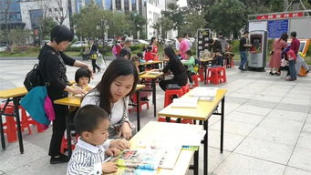 一群孩子围坐画画