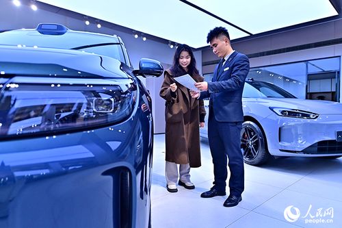 顾客在汽车展厅了解新能源车详情