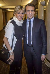 法国总统马克龙与妻子互动瞬间