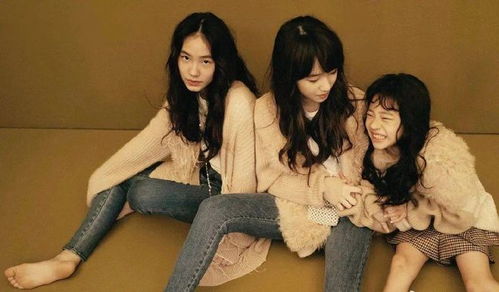 女孩拿着一包辣条露出笑容