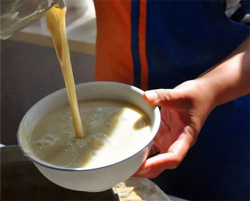 一碗热气腾腾的白粥和几碟小菜