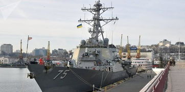 美国军舰停靠港口