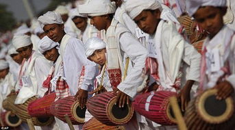 鼓手奋力击鼓指挥比赛