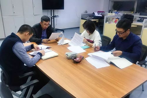 投资者手持文件在办公室讨论维权方案