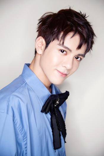 白鹿与曾舜晞后台合影庆祝演出成功