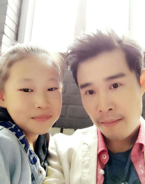 小沈阳和女儿在后台合影