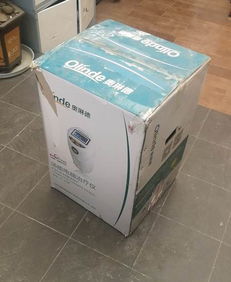 图片内容：老人正在体验磁疗仪器