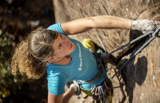 美少女徒手扛钢卷