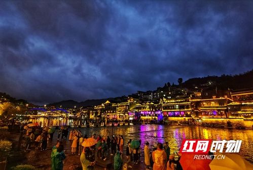 凤凰古城沱江夜景灯光璀璨