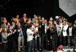 吴京在颁奖台上高举奖杯